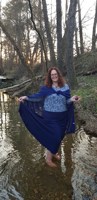 Kovács Rita magánemberkéntKoratavasszal a patakban